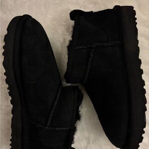 Size 6 (US Woman’s) UGG ultra mini boots in black suede with UGGplush ligning